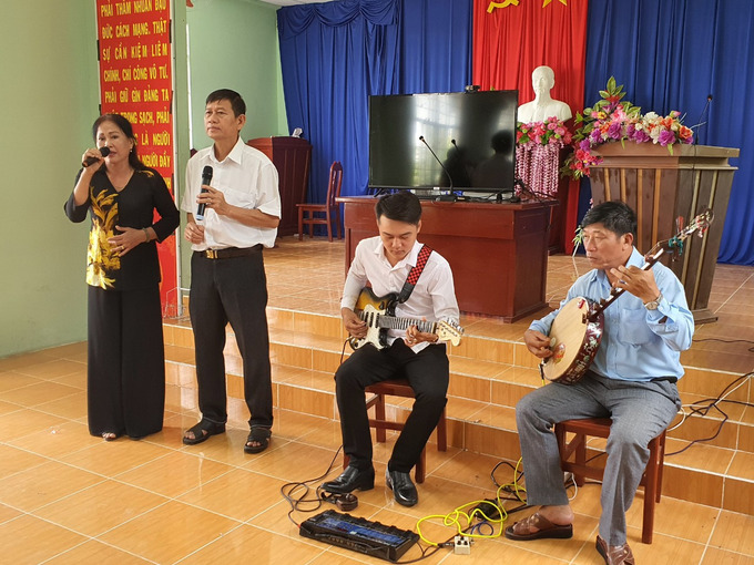 Một buổi sinh hoạt Đờn ca tài tử của câu lạc bộ ĐCTT xã Châu Thới, huyện Vĩnh Lợi.