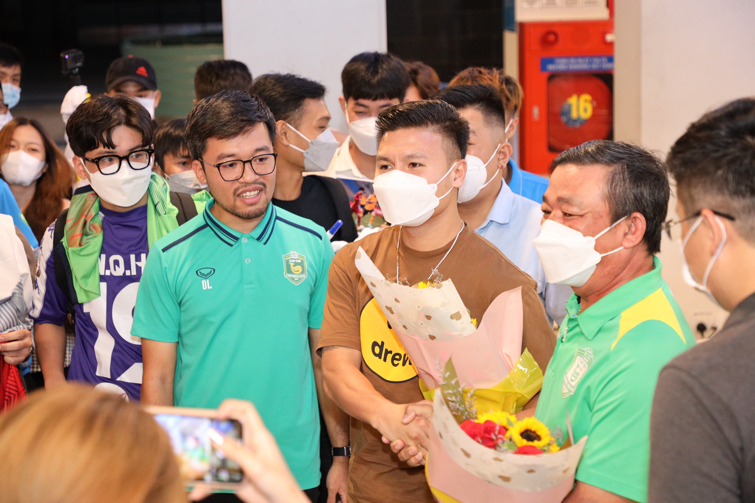 Đại diện CLB Bóng đá Cần Thơ và Hội cổ động viên Bóng đá Cần Thơ tặng hoa cho tuyển thủ Nguyễn Quang Hải tại Sân bay Cần Thơ.