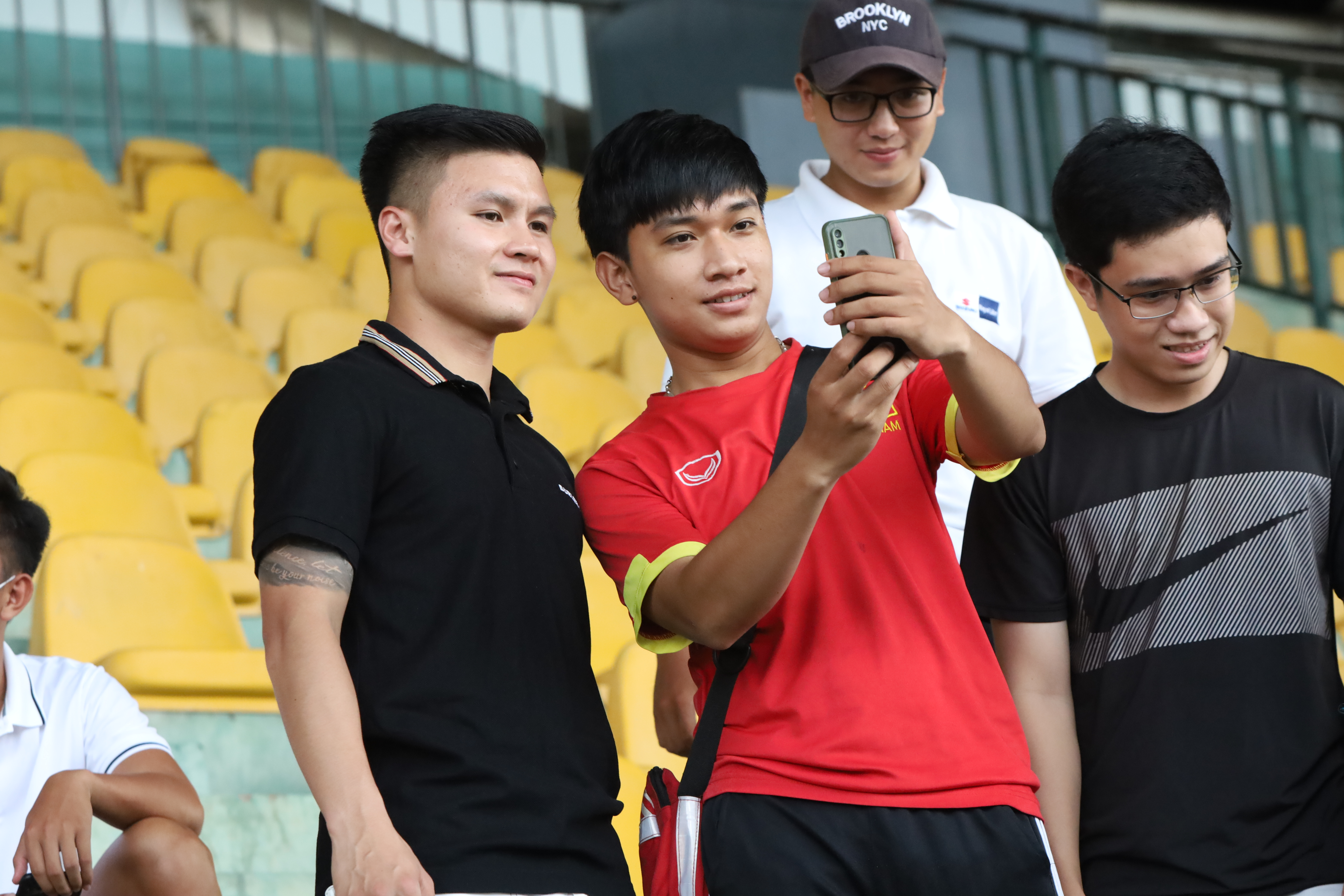 Tuyển thủ Quang Hải xuất hiện trên sân vận động Cần Thơ với hình ảnh giản dị, thân thiện, gần gũi đã khiến cho khán giả có mặt trên khán đài vô cùng phấn khích.