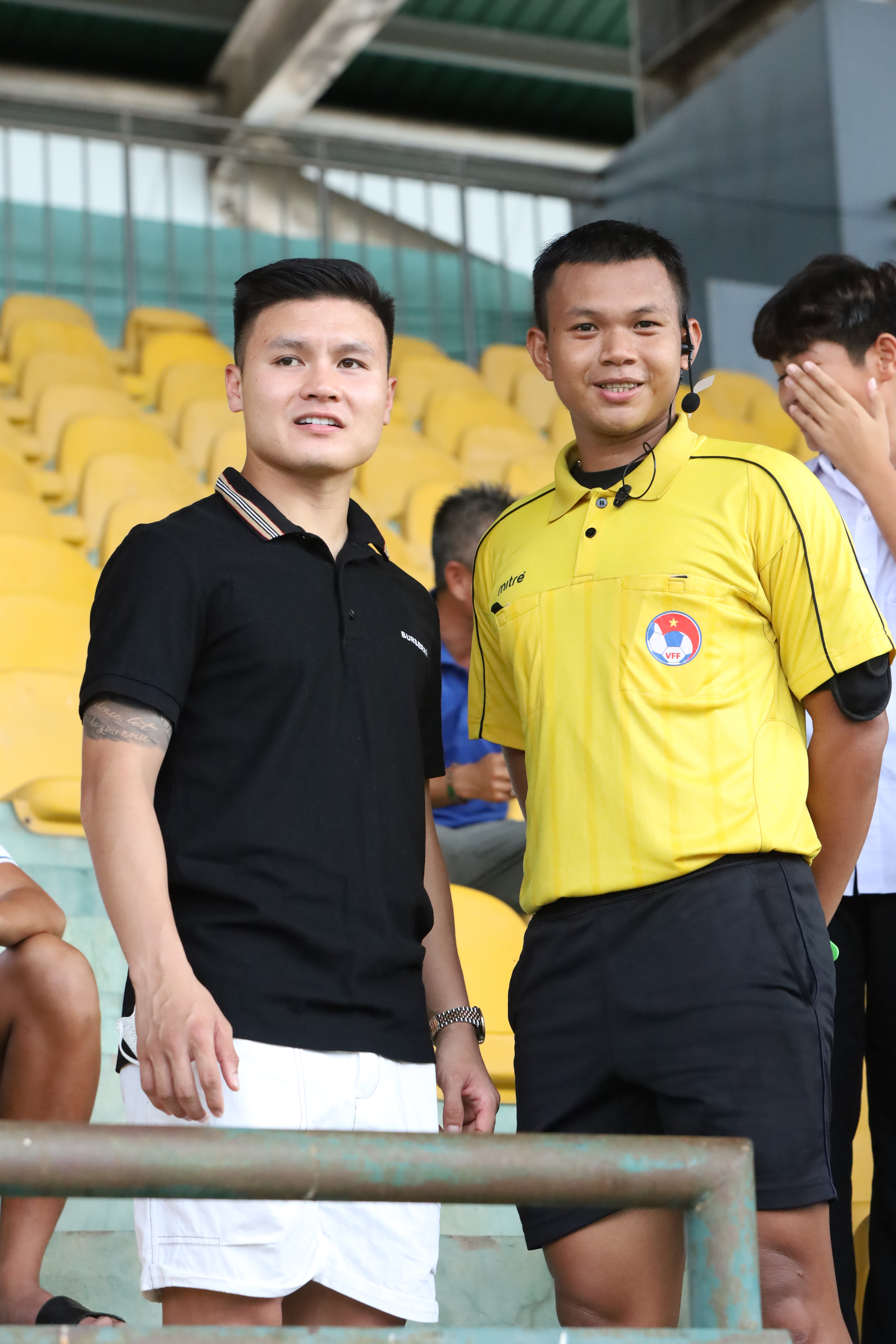 Trọng tài đang điều hành trận giao hữu cũng tranh thủ chụp hình cùng Quang Hải.