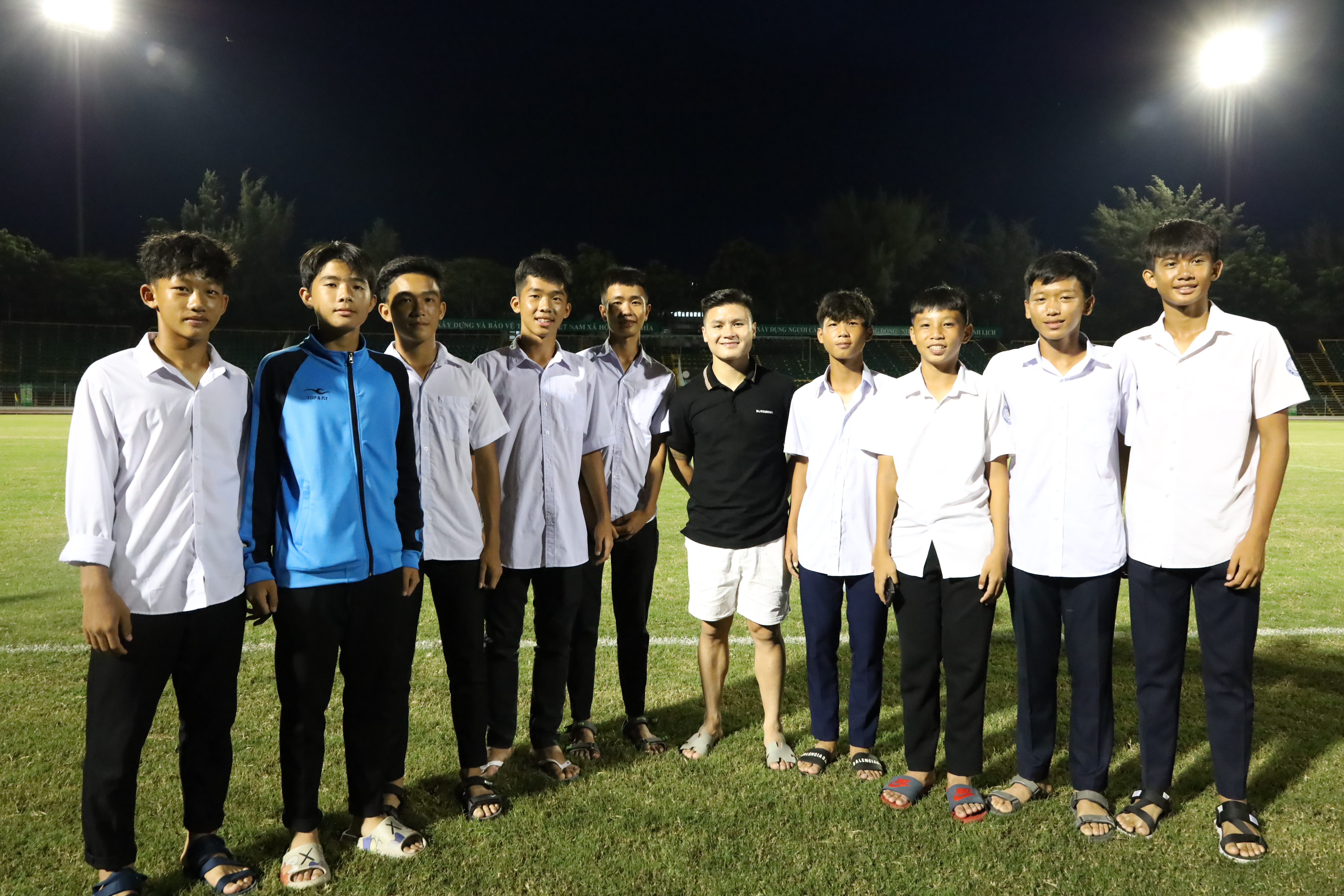 Tuyển thủ Quang Hải chụp hình lưu niệm cùng các cầu thủ trẻ Cần Thơ.