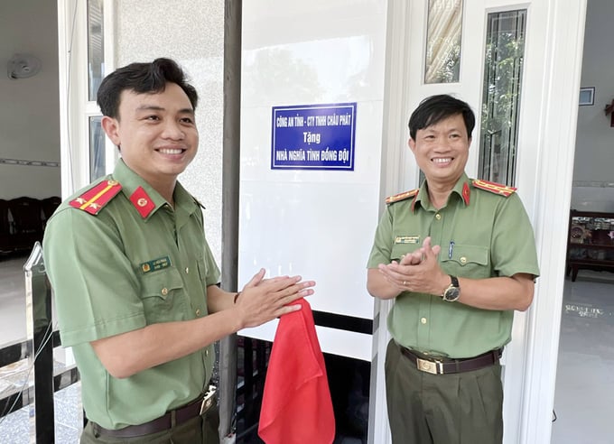 Đại tá Nguyễn Nhật Trường, Phó Giám đốc Công an tỉnh trao nhà cho Trung uý Lê Hữu Phần.