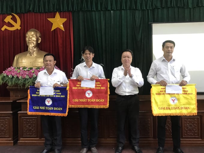 Ông Nguyễn Quốc Cường trao cờ thi đua và phần thưởng cho các đơn vị đoạt giải nhất, nhì, ba toàn đoàn.
