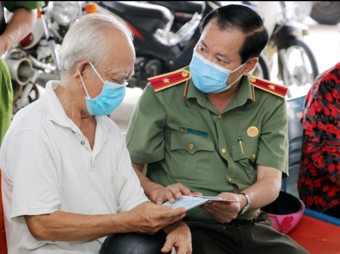 Thiếu tướng Nguyễn Văn Thuận, Giám Đốc CATP Cần Thơ hướng dẫn thông tin cho người dân về những lợi ích của việc cấp đổi CCCD có gắn chíp điện tử.