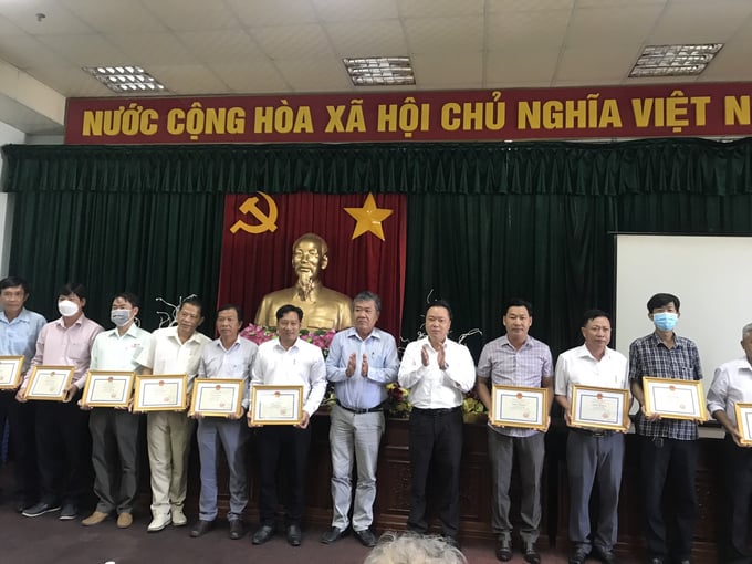 Ông Hứa Tấn Bảo - Phó Giám đốc Trung tâm TDTT thành phố Cần Thơ và ông Nguyễn Quốc Cường trao giấy khen cho các cá nhân, đơn vị có nhiều đóng góp cho sự thành công của đại hội.