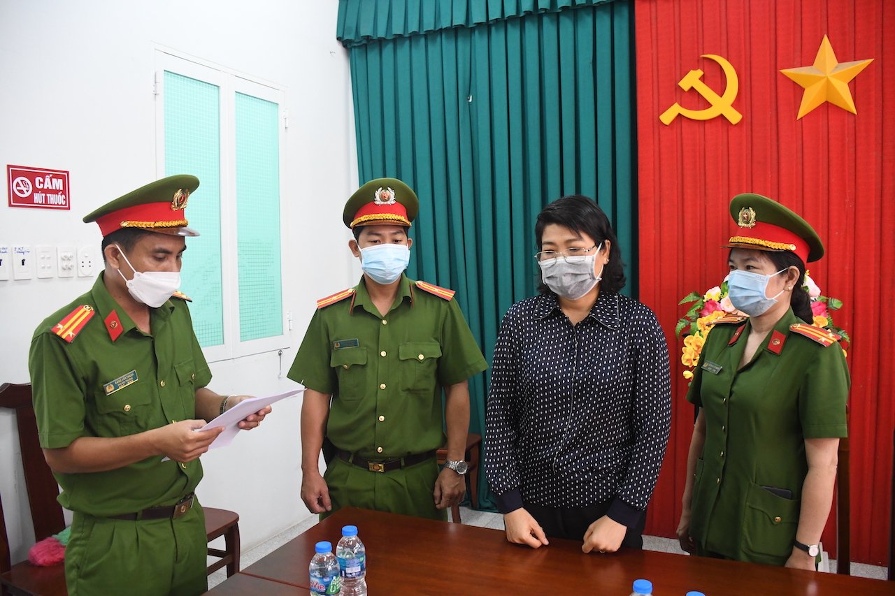 Công an tỉnh Trà Vinh thi hành các quyết định đối với Lê Thị Thanh Loan.
