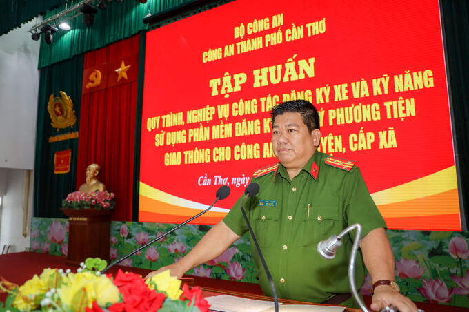 Đại tá Lương Văn Bền, Phó Giám đốc Công an TP. Cần Thơ đến dự và phát biểu chỉ đạo tại buổi tập huấn.
