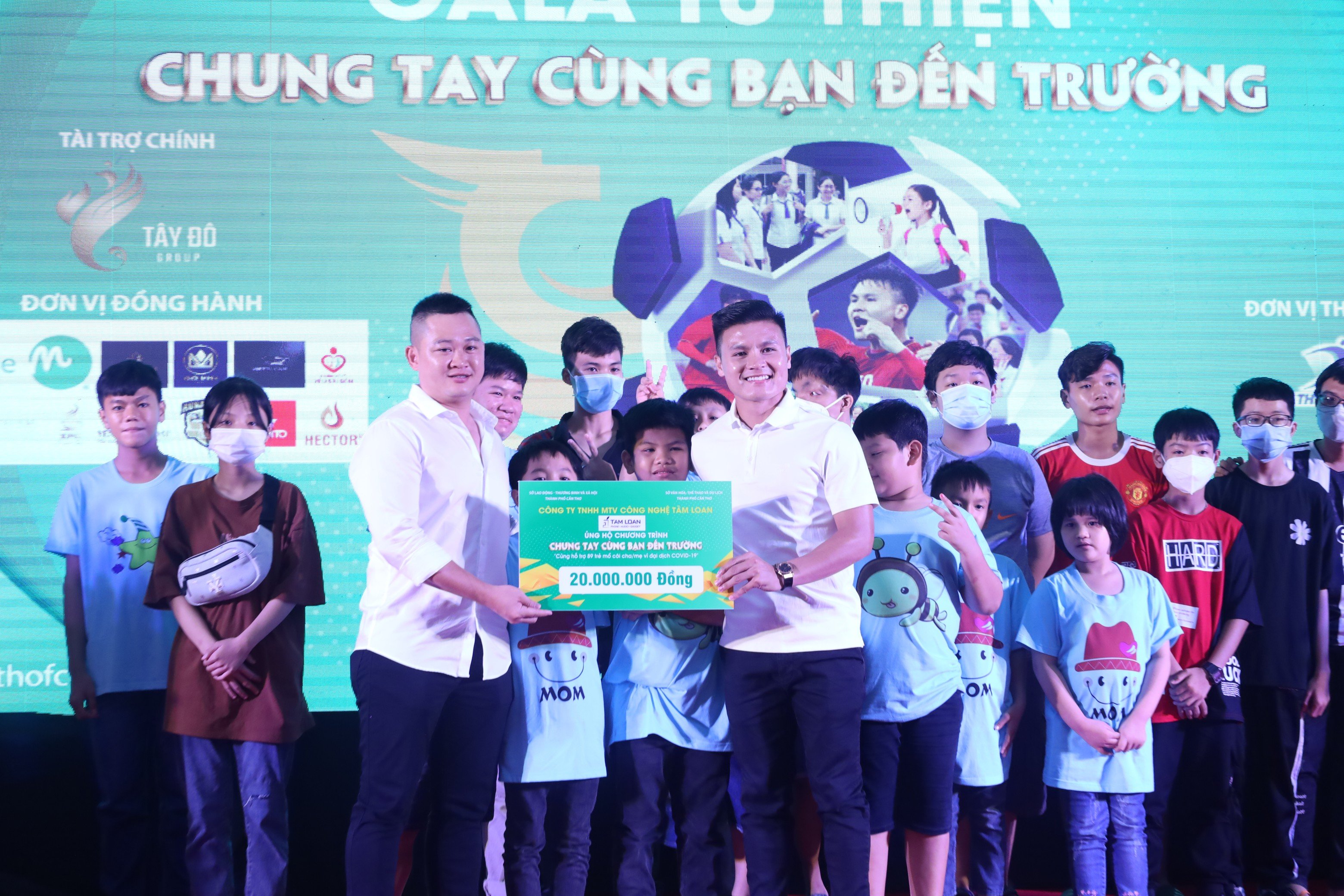 Ông Nguyễn Thành Tâm - Giám đốc Công ty TNHH MTV Công nghệ Tâm Loan trao bảng tượng trưng ủng hộ chương trình.