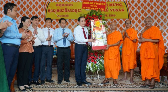 Ông Trần Thanh Mẫn chúc mừng, tặng quà tại Học viện Phật giáo Nam tông Khmer. Ảnh: Anh Dũng.