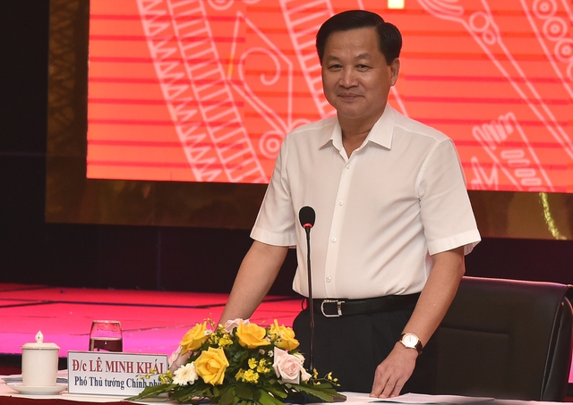 Phó Thủ tướng Lê Minh Khái đề nghị cấp ủy, chính quyền địa phương, nhất là người đứng đầu phải sát sao hơn nữa với công việc (Ảnh: VGP/Trần Mạnh).
