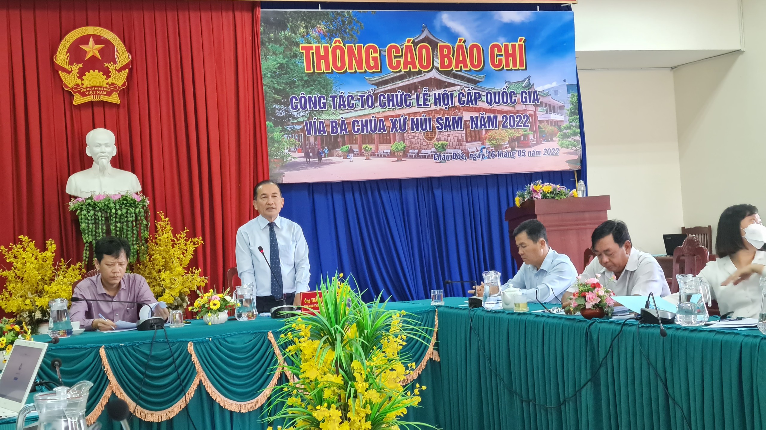 Phó chủ tịch UBND TP Châu Đốc Trần Quốc Tuấn chủ trì, thông tin về các điểm nhấn của Lễ hội Vía Bà Chúa Xứ núi Sam sau 2 năm không tổ chức vì dịch Covid-19.