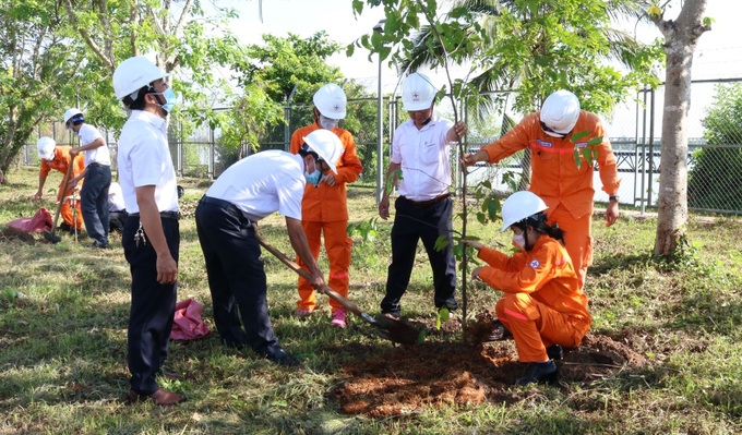 Cán bộ, công nhân viên tham gia trồng cây xanh. Ảnh: Lê Dung