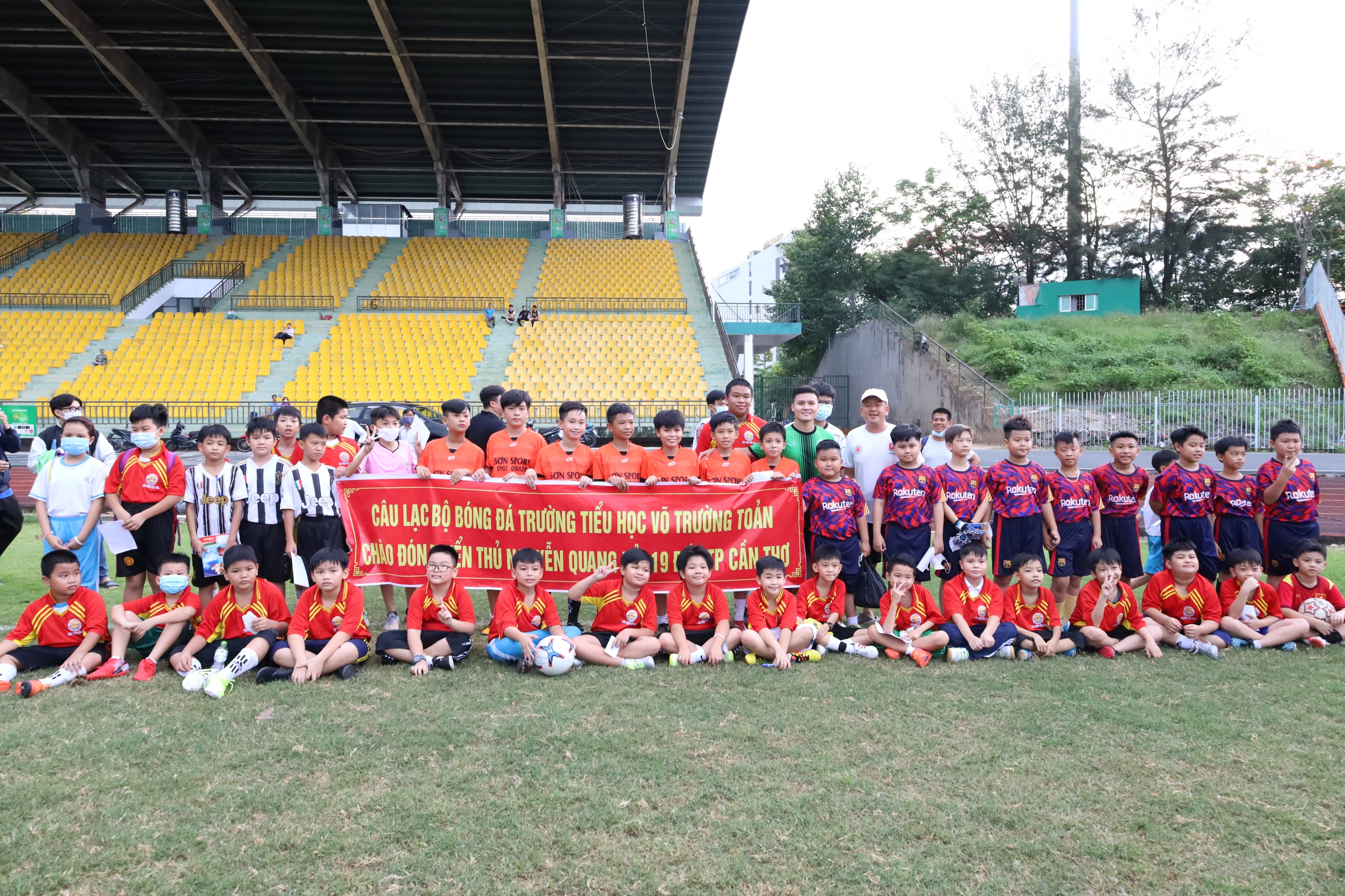 Các em học sinh hào hứng tham gia giao lưu, chơi bóng cùng tuyển thủ Nguyễn Quang Hải.