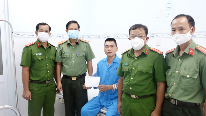 Đại tá Nguyễn Nhật Trường - Phó Giám đốc Công an tỉnh (thứ 2 từ trái qua) đến thăm, tặng quà và động viên Thiếu tá Khoa.