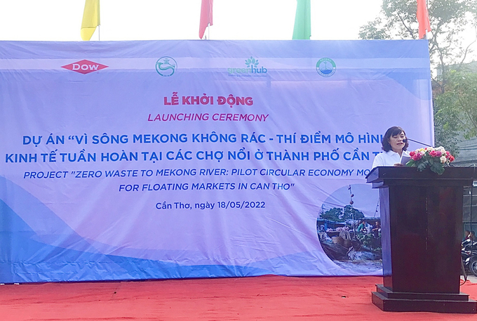 Bà Cao Thị Minh Thảo - Phó Giám Đốc Sở Tài nguyên và môi trường thành phố Cần Thơ đọc diễn văn tại lễ phát động.