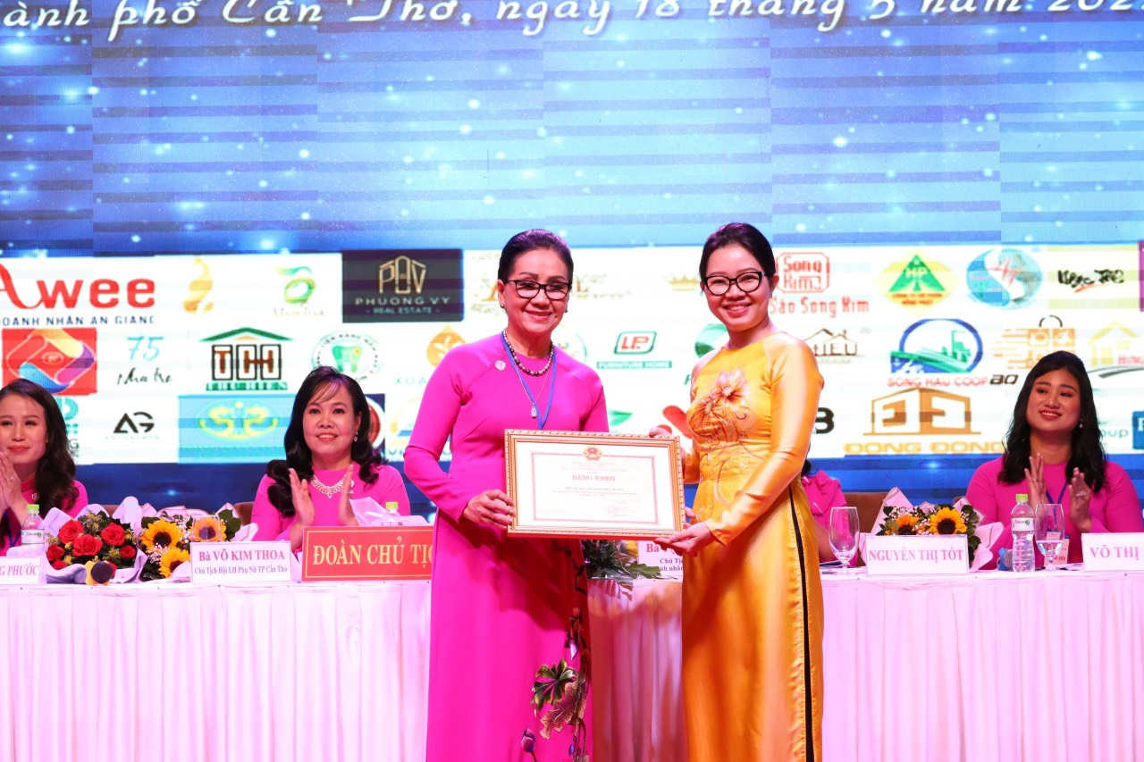 Bà Trần Thị Vĩnh Nghi, Ủy viên Ban Thường vụ, Trưởng Ban Dân Vận Thành ủy Cần Thơ tặng bằng khen UBND TP Cần Thơ cho Hội Nữ Doanh nhân TP Cần Thơ.