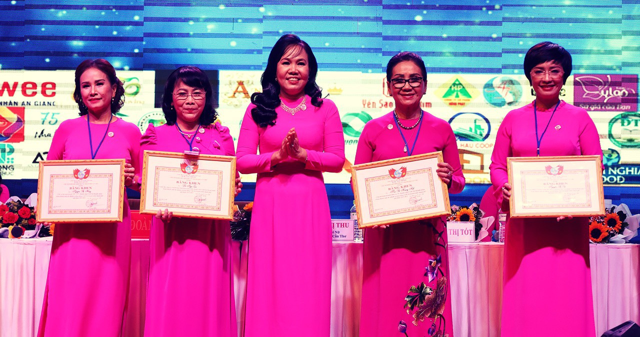 Bà Võ Kim Thoa, Ủy viên Đoàn Chủ tịch Hội LHPN Việt Nam, Thành ủy viên – Chủ tịch Hội LHPN Thành phố trao tặng bằng khen cho các cá nhân Hội Nữ Doanh nhân TP Cần Thơ.