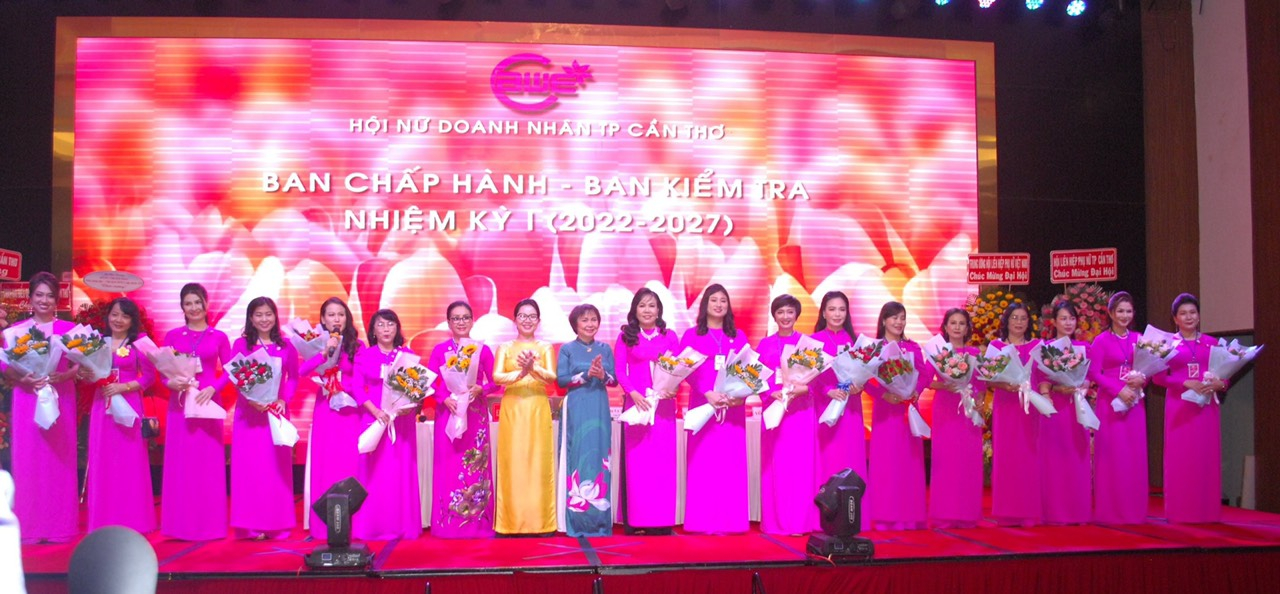 Ban chấp hành Hội Nữ Doanh nhân TP Cần Thơ lần thứ nhất (2022-2027) ra mắt Đại hội.