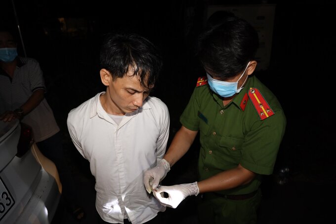 Khám xét, phát hiện trong người đối tượng Nguyễn Anh Tiến cất giấu gói nhỏ chứa heroin.