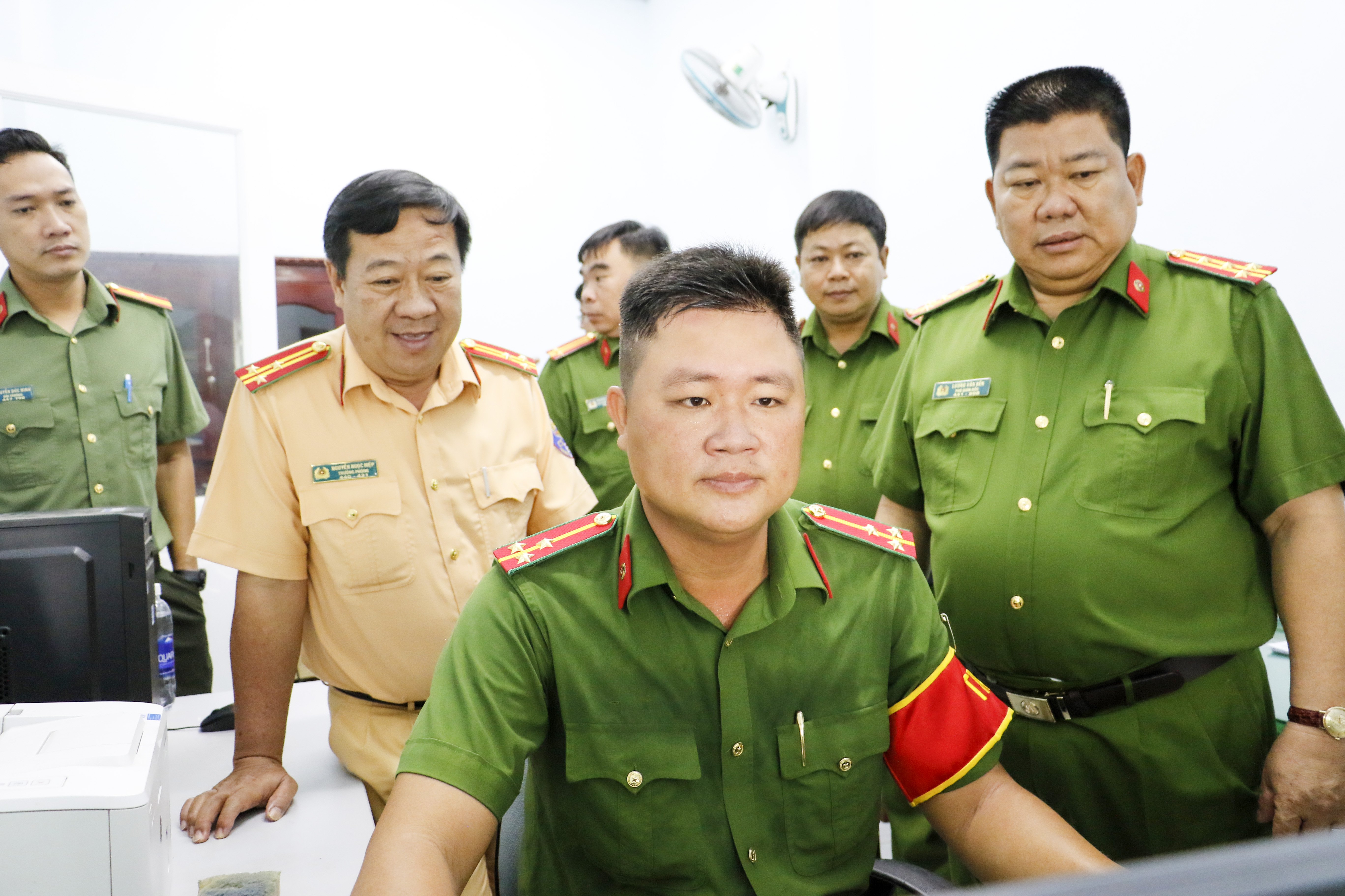 Được sự chỉ đạo Giám đốc Công an thành phố, Đại tá Lương Văn Bền - Phó Giám đốc Công an thành phố kiểm tra công tác chuẩn bị kiểm tra công tác chuẩn bị đăng ký xe gắn máy tại 03 huyện Thới Lai, Cờ Đỏ, Vĩnh Thạnh.