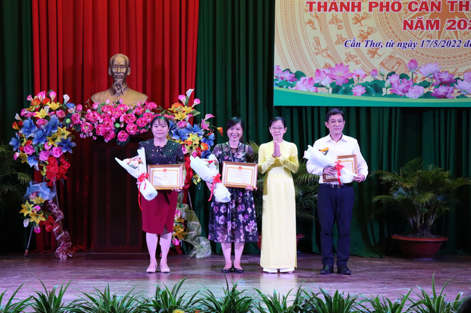 Ông Tiêu Minh Dưỡng - Phó Giám Đốc Sở LĐTBXH trao giấy khen và tặng hoa cho các đơn vị đạt giải nhất, nhì, ba.