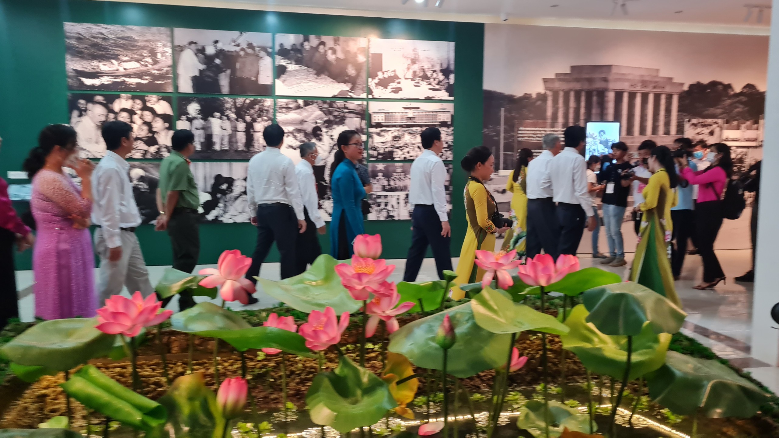 Đây là công trình tưởng nhớ, tri ân, là đóa sen ngát hương của Đảng bộ, nhân dân Đất Sen hồng kính dâng nhân Kỷ niệm 132 năm ngày sinh của Chủ tịch Hồ Chi Minh.