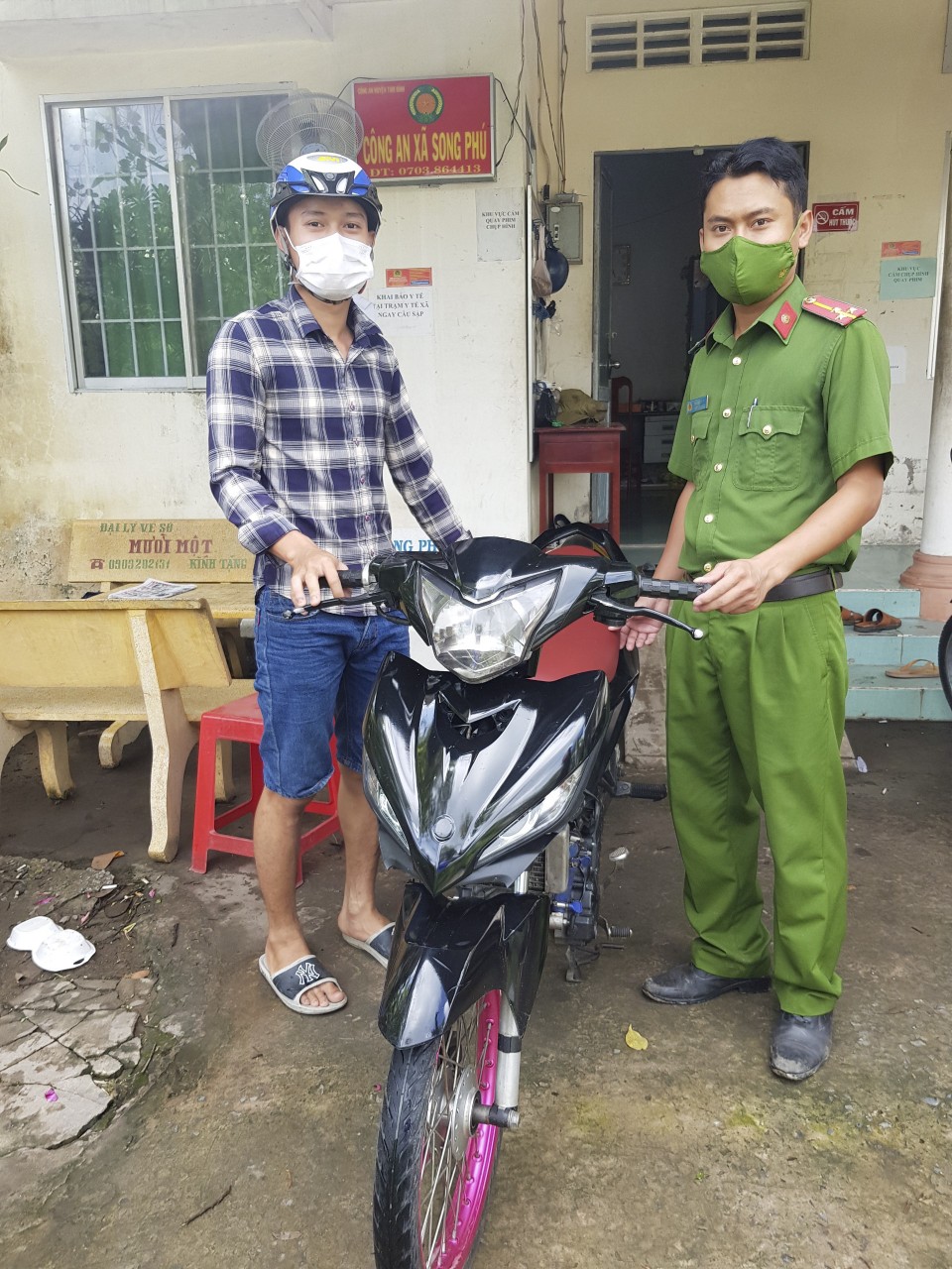 Công an xã Song Phú trao trả xe mô tô lại cho anh Nguyễn Thanh Huy.