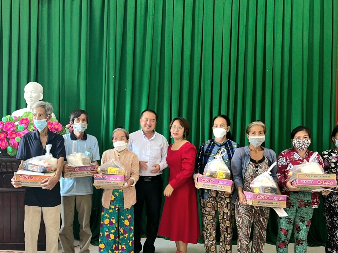 Các mạnh thường quân, nhà tài trợ trao tặng 30 phần quà cho 30 hộ nghèo, cận nghèo trên địa bàn của xã Trường Thắng.