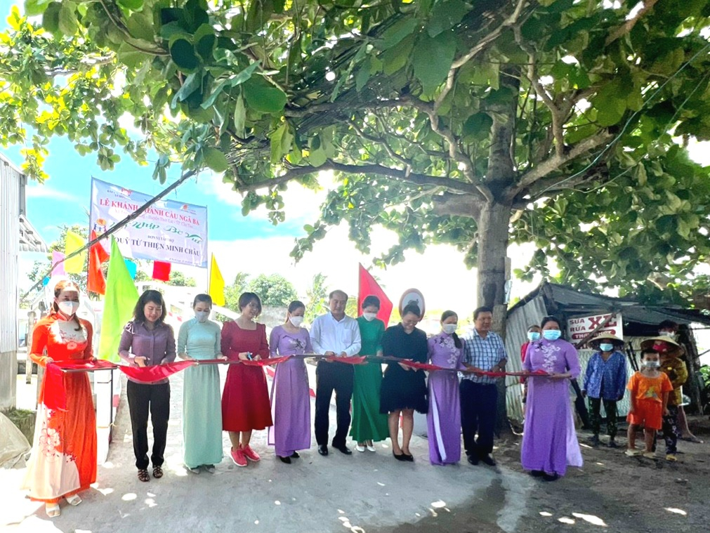 Ông Huỳnh Văn Tùng - Phó Bí thư Thường trực Huyện ủy Thới Lai; Bà Nguyễn Thị Ngọc Yến - Chủ tịch Hội LHPN huyện Thới Lai và đại diện nhà tài trợ thực hiện nghi thức cắt băng khánh thành cầu.