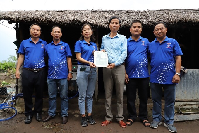 Đại diện Đoàn cơ sở Tổng công ty Phát điện 2 trao tặng máy lọc nước cho đại diện chính quyền địa phương xã Phú Mỹ.
