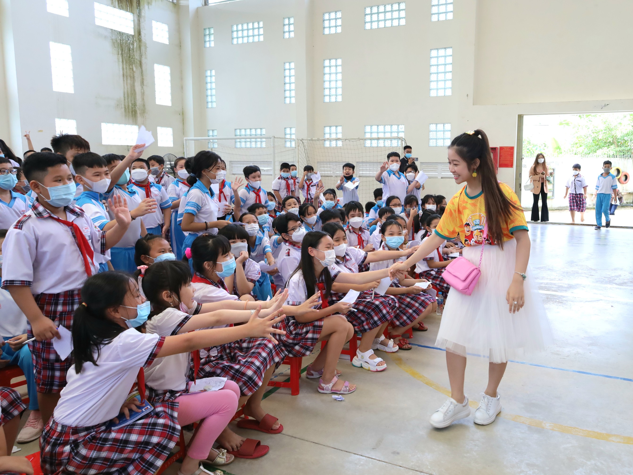 Diễn viên, ca sĩ Lê Huỳnh Bảo Ngọc nhận được sự chào đón nhiệt tình từ các em học sinh.