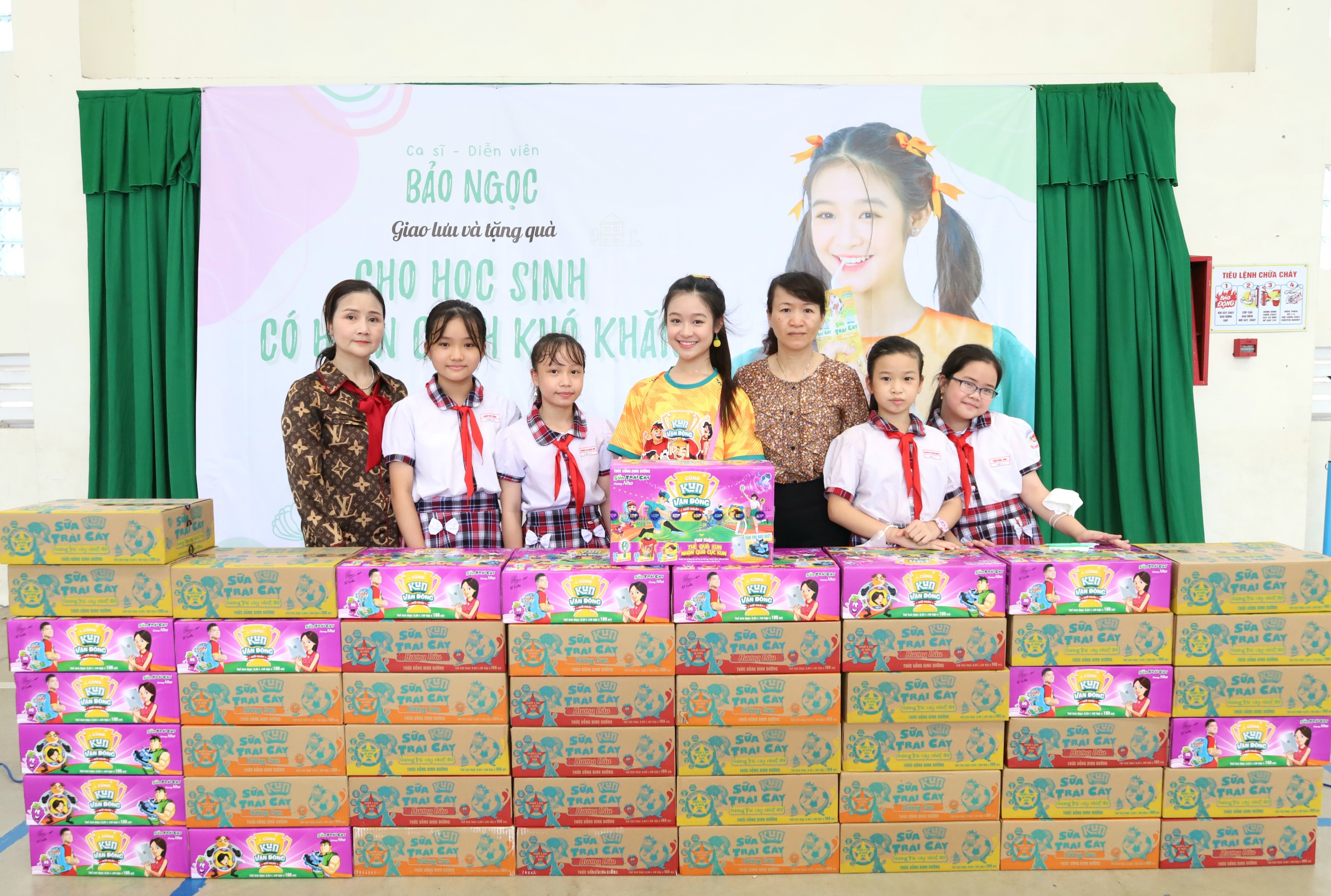 Diễn viên, ca sĩ Lê Huỳnh Bảo Ngọc trao tặng sữa cho đại diện Ban giám hiệu và học sinh Trường tiểu học Cái Khế 2.