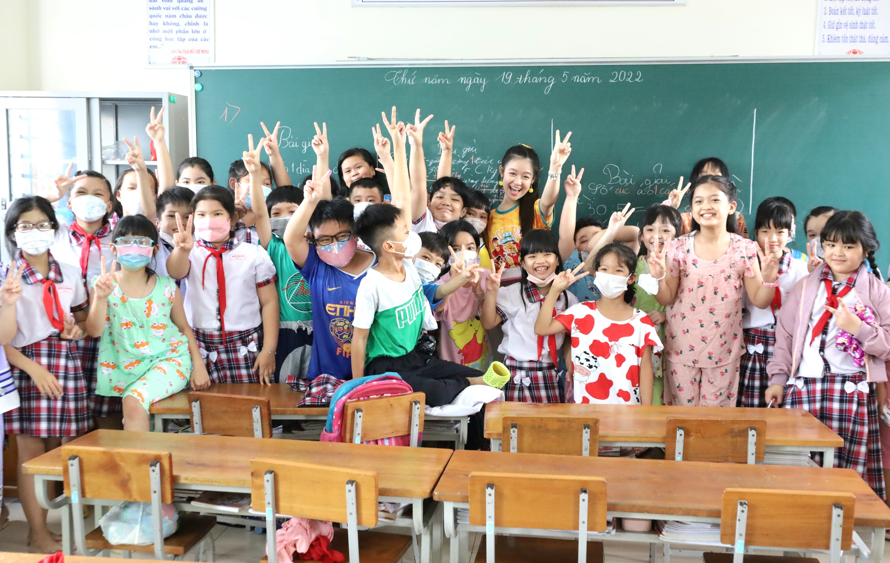 Diễn viên, ca sĩ Lê Huỳnh Bảo Ngọc vui vẻ chụp hình lưu niệm cùng các em học sinh.