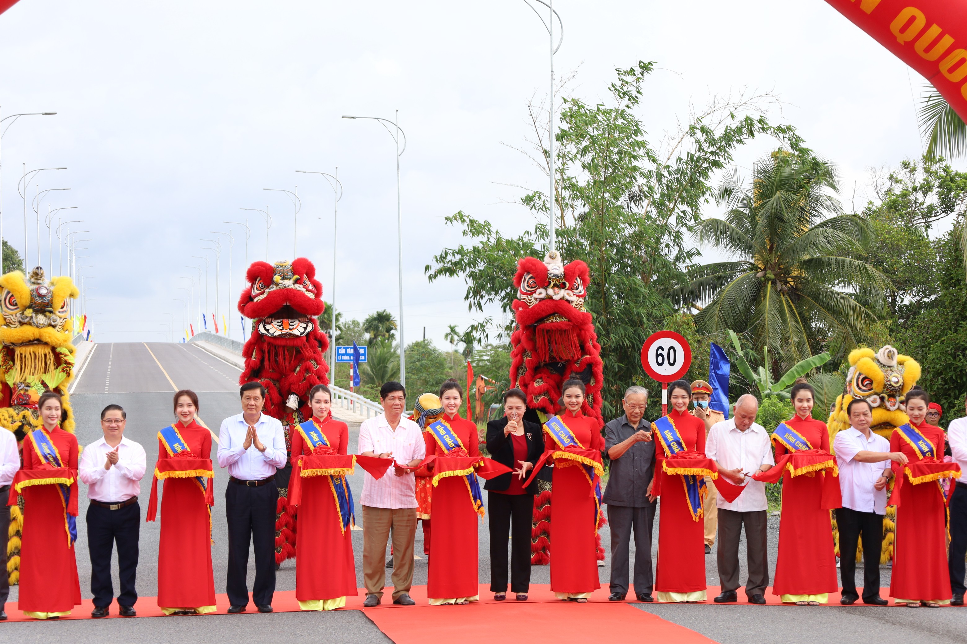 Các đại biểu thực hiện nghi thức cắt băng khánh thành cầu Vàm Xáng, huyện Phong Điên, TP. Cần Thơ.