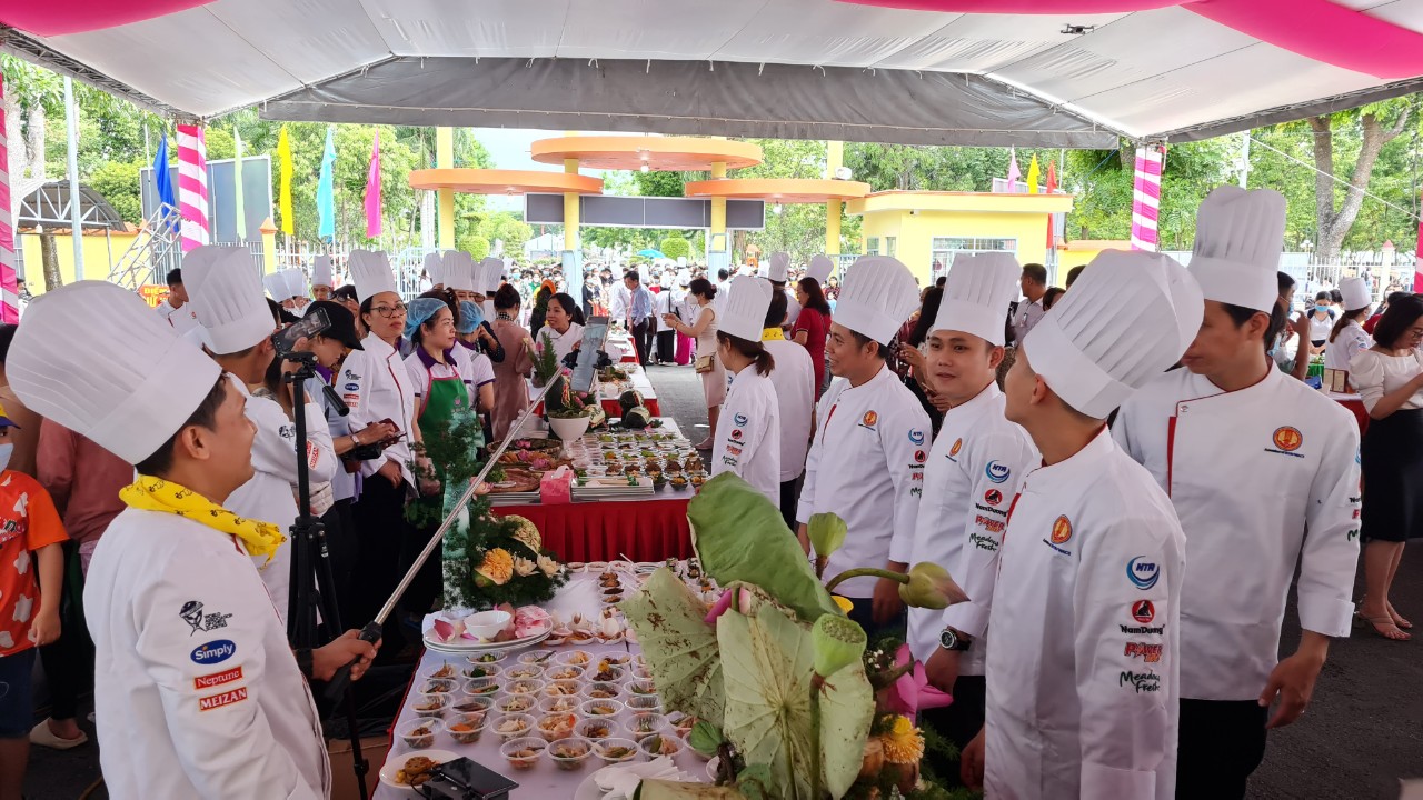 Nơi tổ chức sự kiện chế biến và công diễn các món ăn từ sen nhiều nhất Việt Nam.