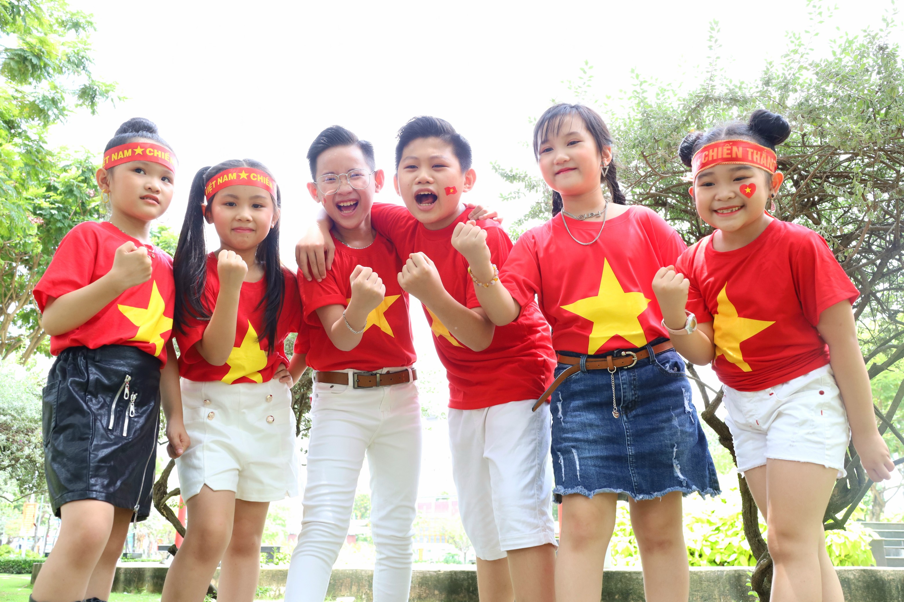 Các bạn trẻ rộn ràng chuẩn bị để cổ vũ cho đội U23 Việt Nam thi đấu tại trận chung kết SEA Games 31.