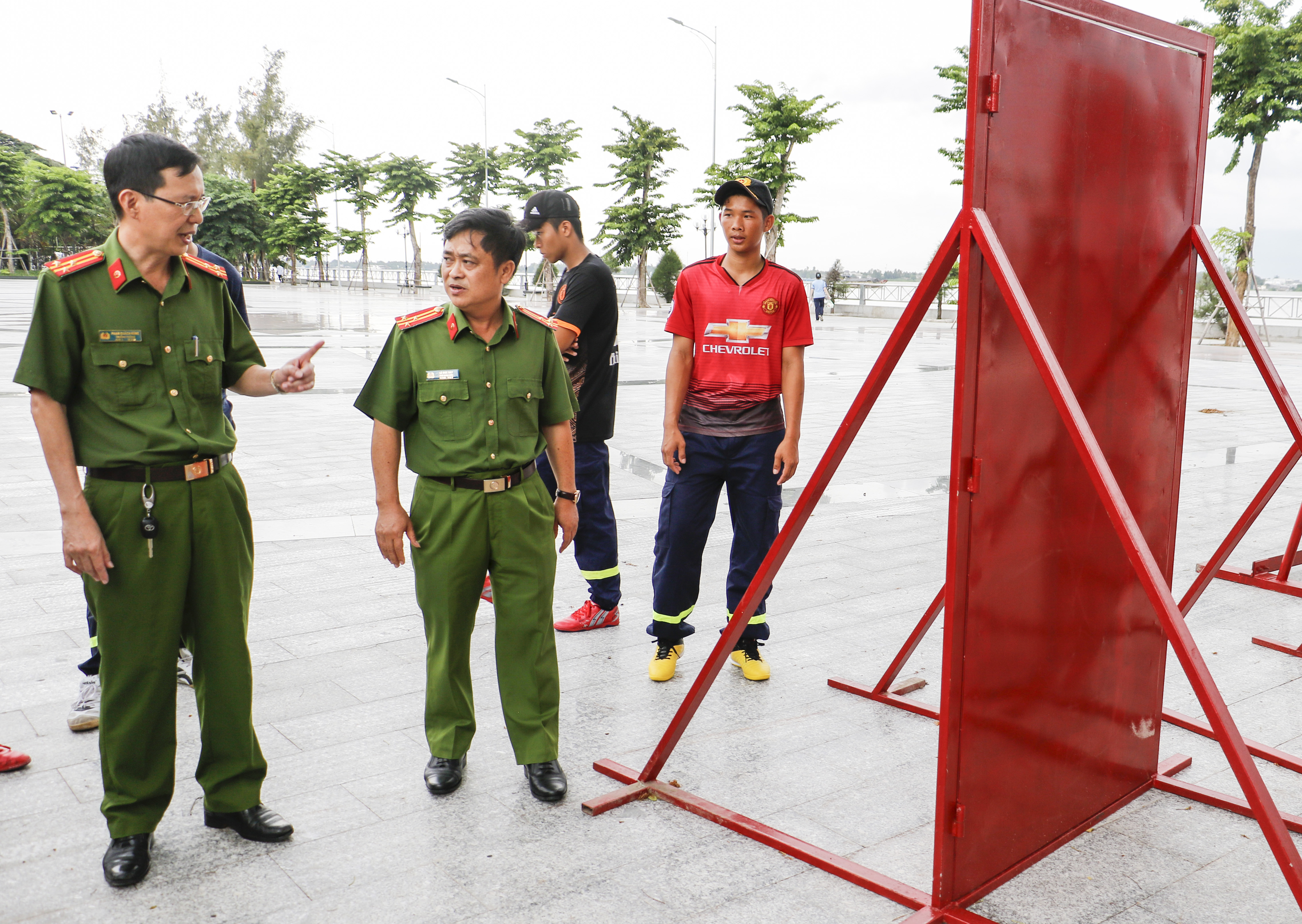 Thượng tá Lê Đức Bảy - Phó Giám đốc Công an TP. Cần Thơ kiểm tra công tác chuẩn bị cho Hội thi thể thao nghiệp vụ cứu nạn cứu hộ.