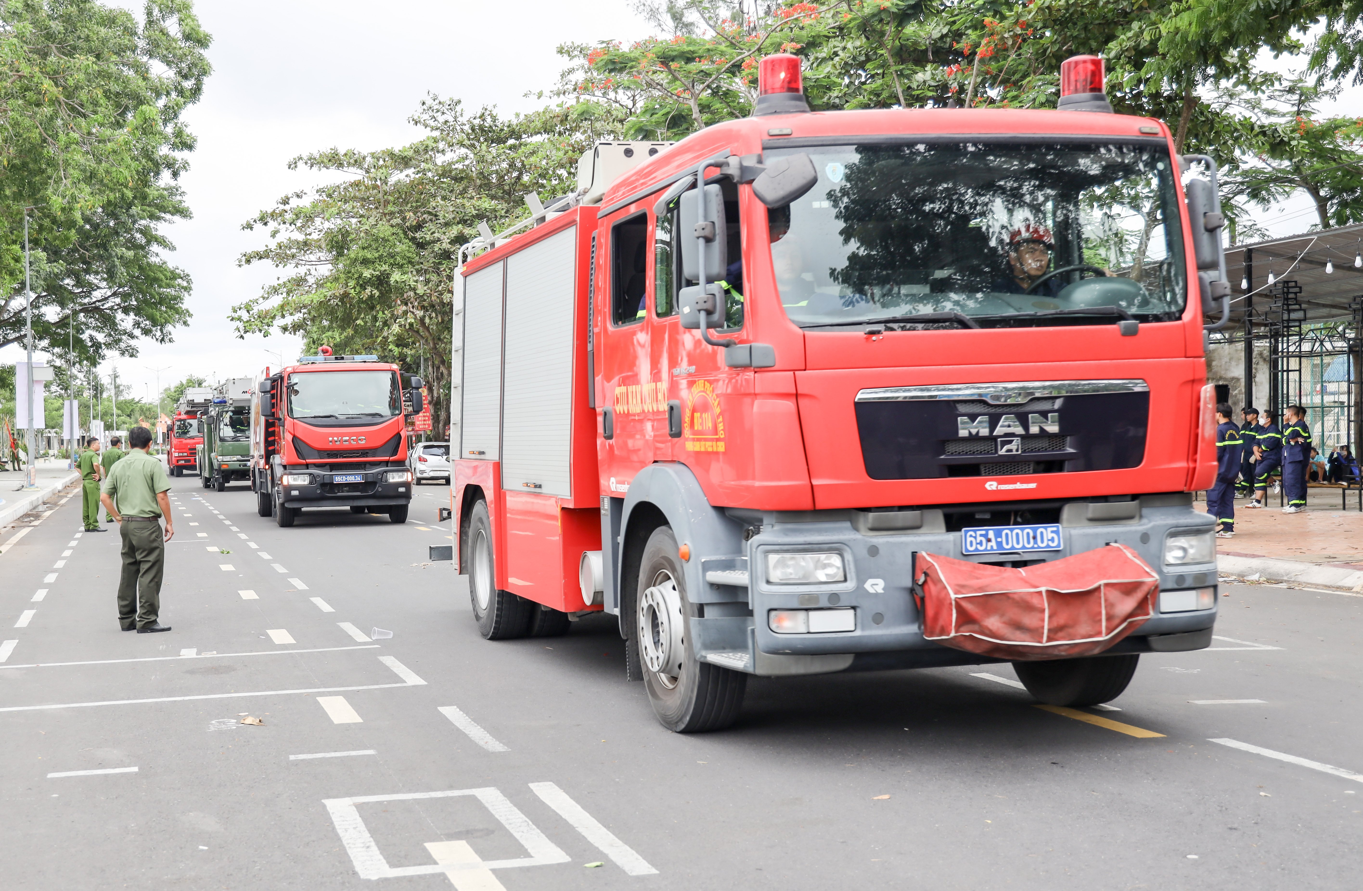 Đoàn xe chữa cháy, xe cứu nạn cứu hộ của lực lượng chữa cháy chuyên nghiệp.