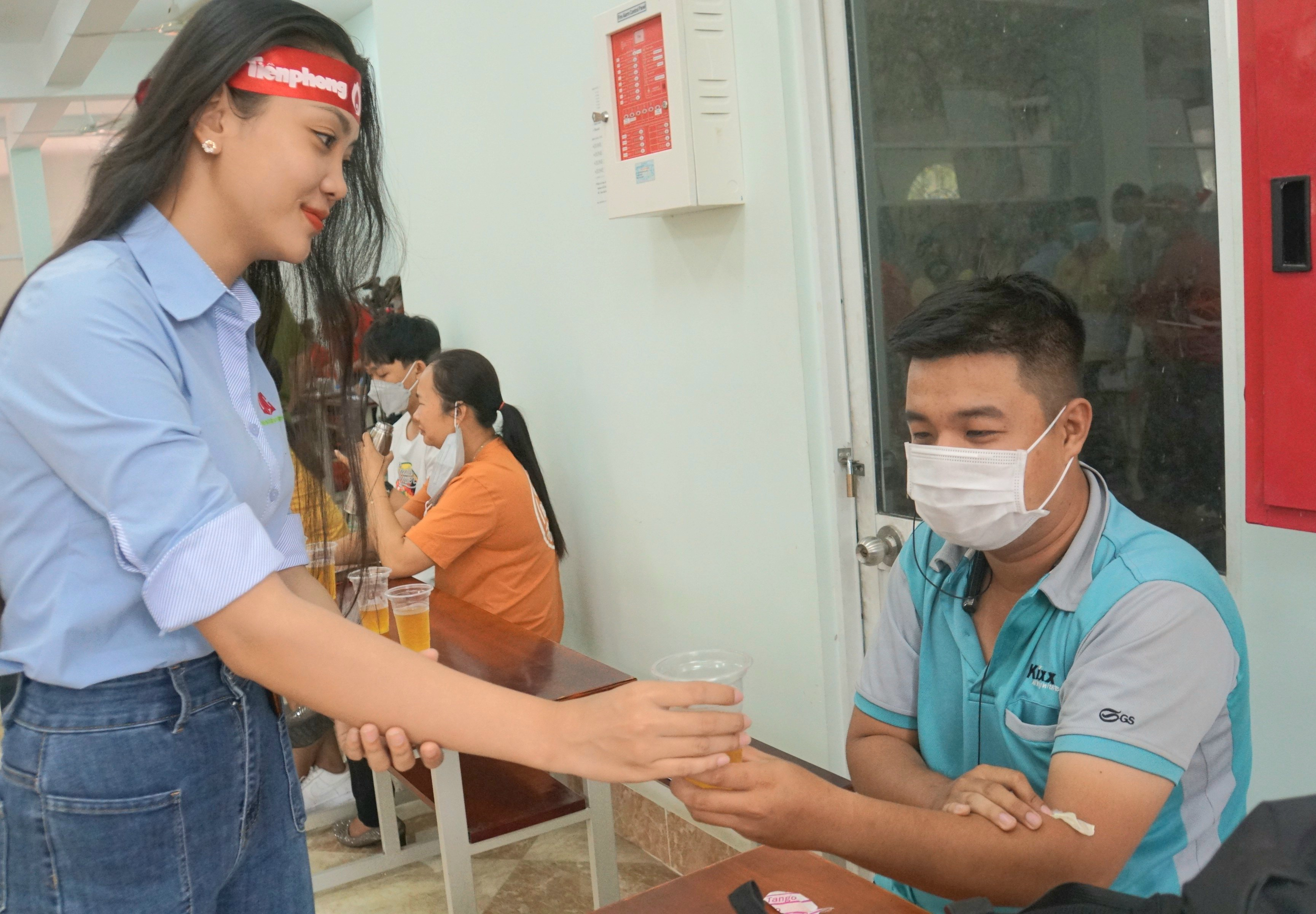 Bạn Nguyễn Thị Tuyết Linh - Á khôi 1 Trường Đại học Nam Cần Thơ hỗ trợ người tham gia hiến máu nhân đạo.