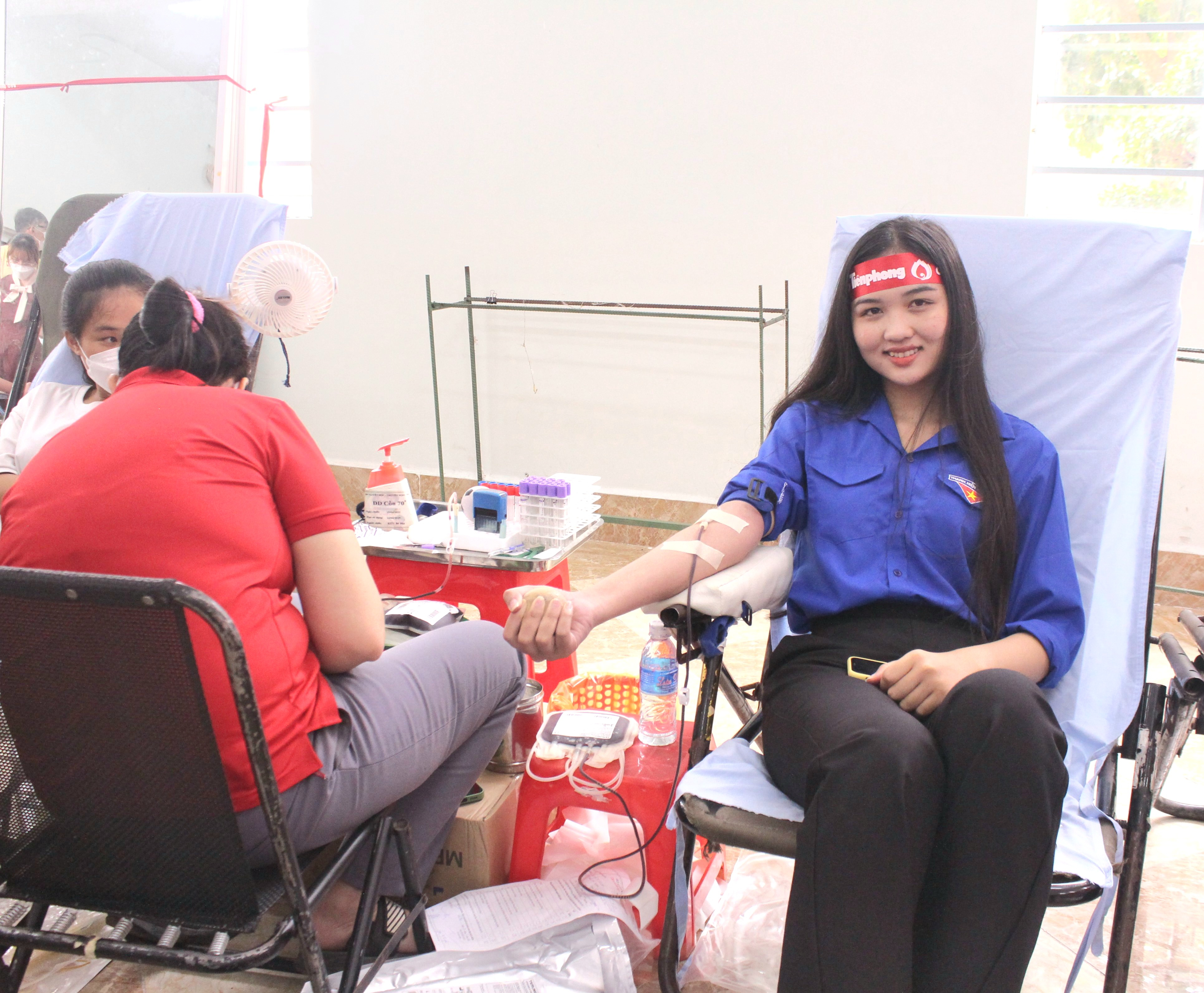 Bạn Nguyễn Thị Thu Ngân - Hoa khôi Trường Đại học Nam Cần Thơ 2022 tham gia hiến máu nhân đạo.