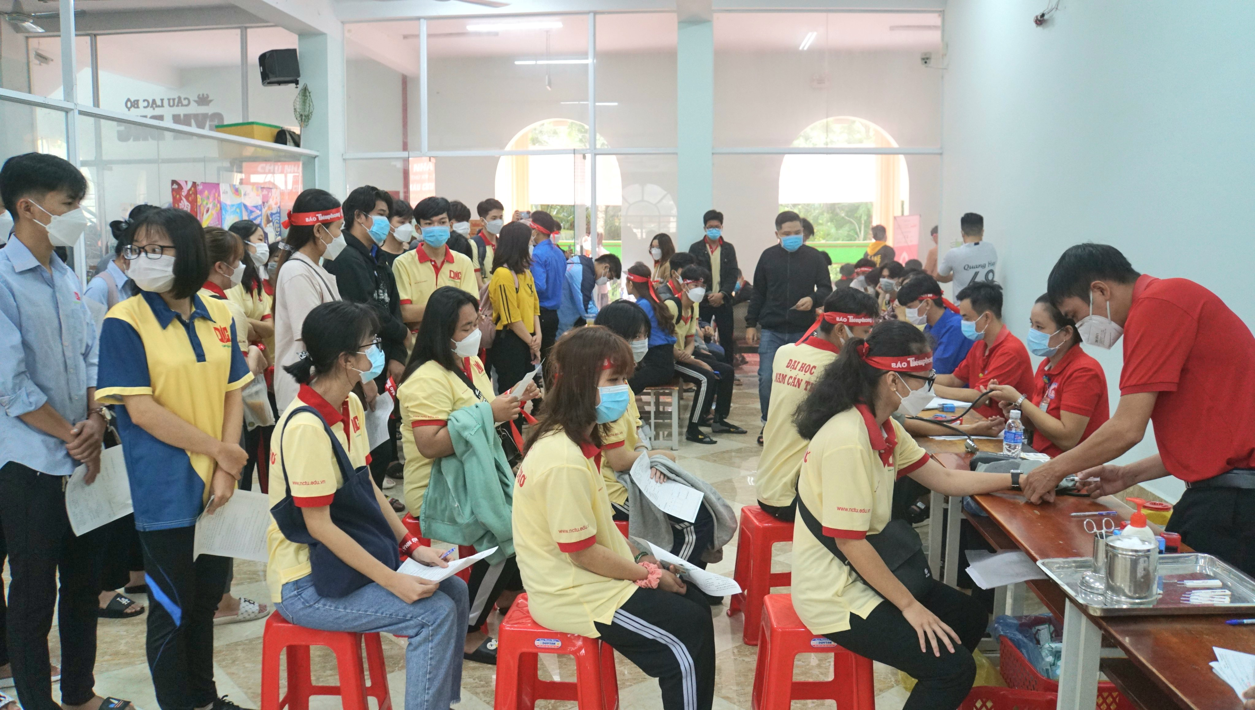 Ngay từ sáng sớm đông đảo cán bộ, đoàn viên thanh niên, sinh viên và người dân đã có mặt tại Trường Đại học Nam Cần Thơ để tham gia hiến máu tình nguyện.