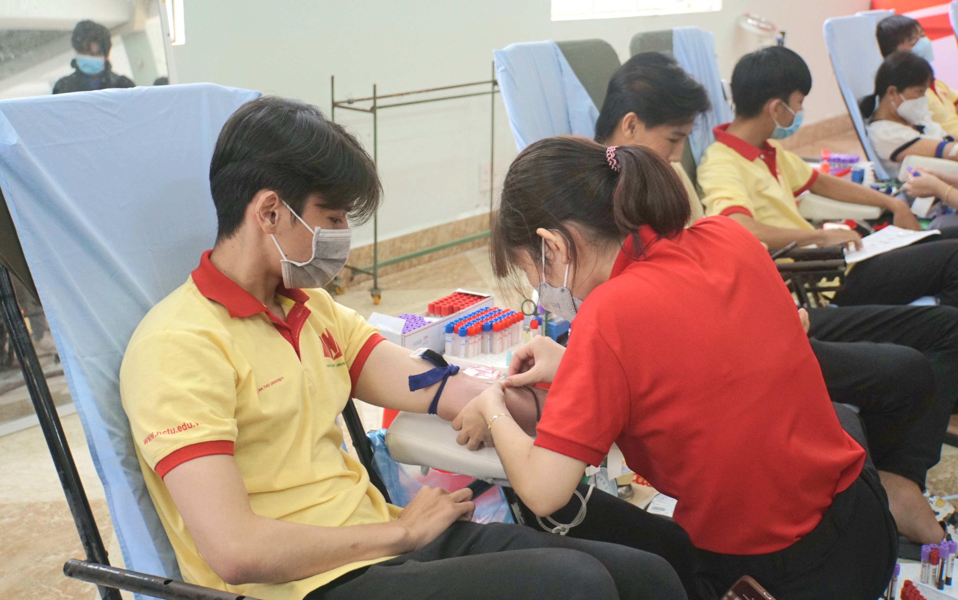 Các bạn sinh viên Trường Đại học Nam Cần Thơ tham gia hiến máu nhân đạo.
