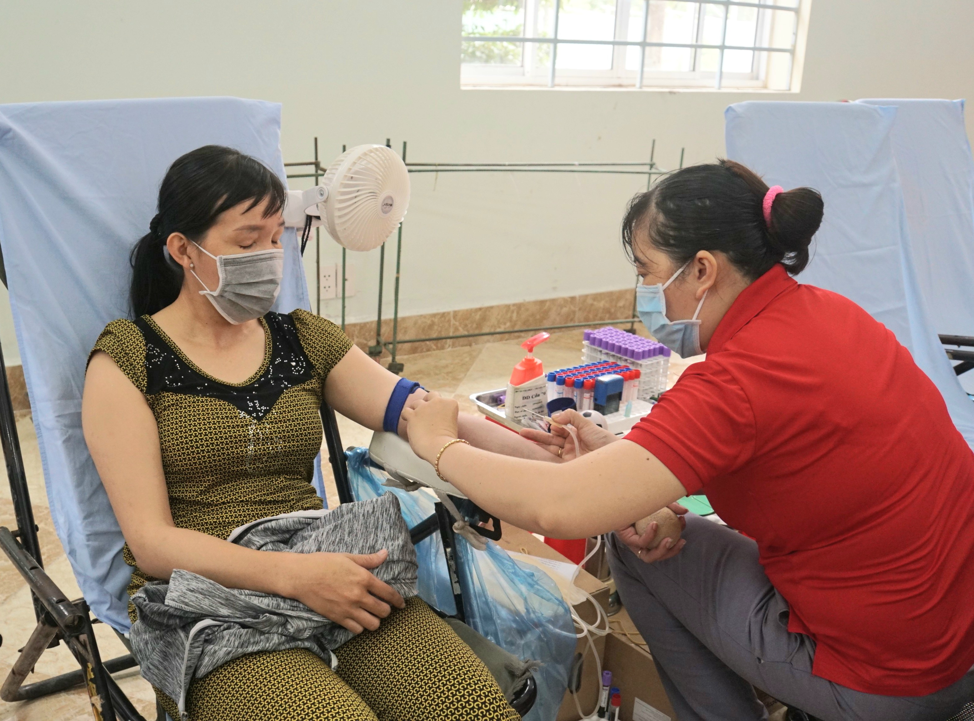 Người dân tham gia hiến máu nhân đạo.