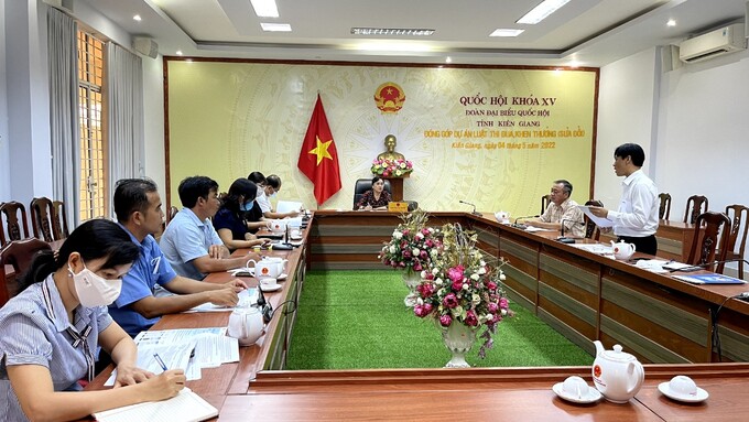 Điện lực Kiên Giang báo cáo với Đoàn ĐBQH tỉnh.