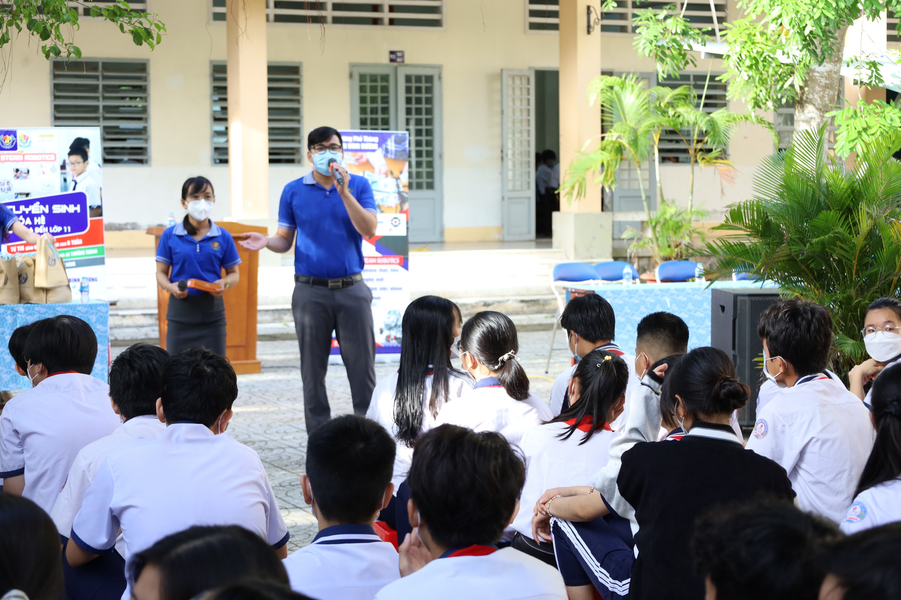 Các em học sinh tham gia sinh hoạt chuyên đề về Sức khỏe học đường.