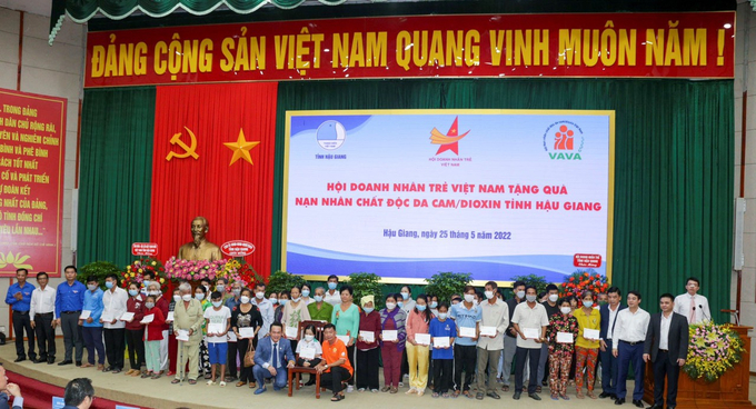 Trao tặng 50 phần quà cho những nạn nhân chất độc da cam/ dioxin trên địa bàn tỉnh Hậu Giang.