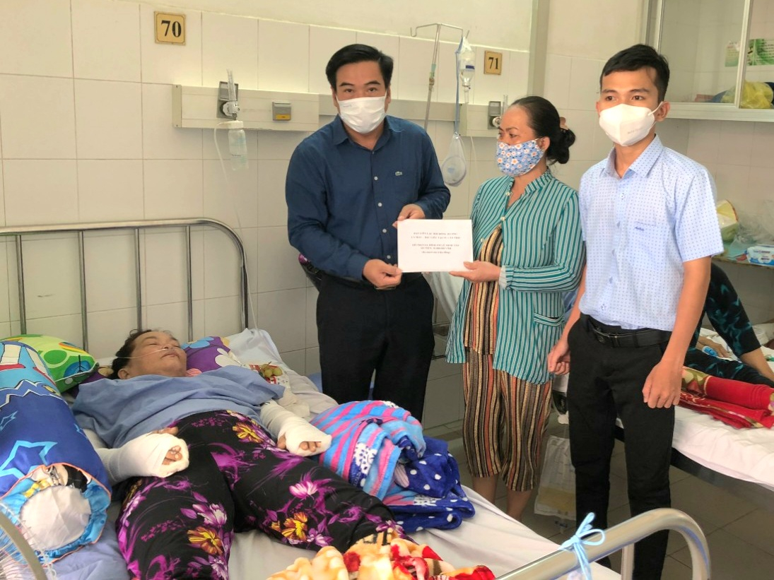Ông Bùi Vũ Phương, Phó Ban Liên lạc Hội đồng hương Cà Mau, Bạc Liêu tại TP Cần Thơ (bìa trái), thăm và trao số tiền 36 triệu đồng hỗ trợ mẹ của em Lê Minh Tân trị bệnh.
