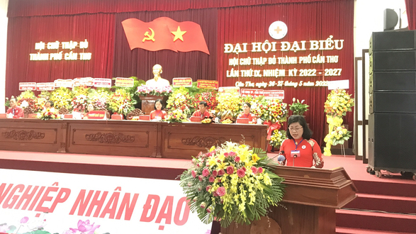 Bà Huỳnh Thanh Thảo - Chủ tịch Hội Chữ thập đỏ thành phố Cần Thơ đọc diễn văn khai mạc đại hội.