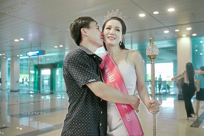 Nụ hôn hạnh phúc của Thạc sĩ Ngô Thanh Toàn dành cho người vợ thân yêu của mình.