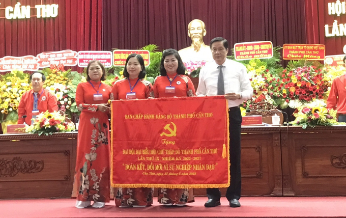 Ông Phạm Văn Hiểu thay mặt lãnh đạo thành phố tặng cờ lưu niệm cho đại hội.